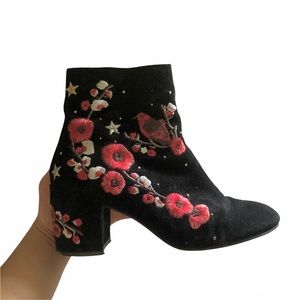 Black suede rose and bird embroidered boots! 🌹🕊